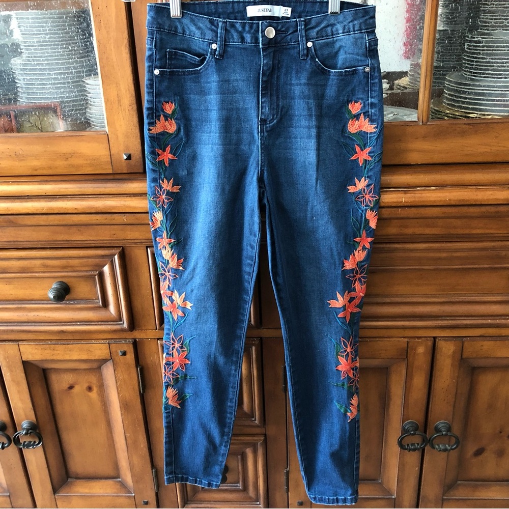 EUC Just Fab embroidered jeans